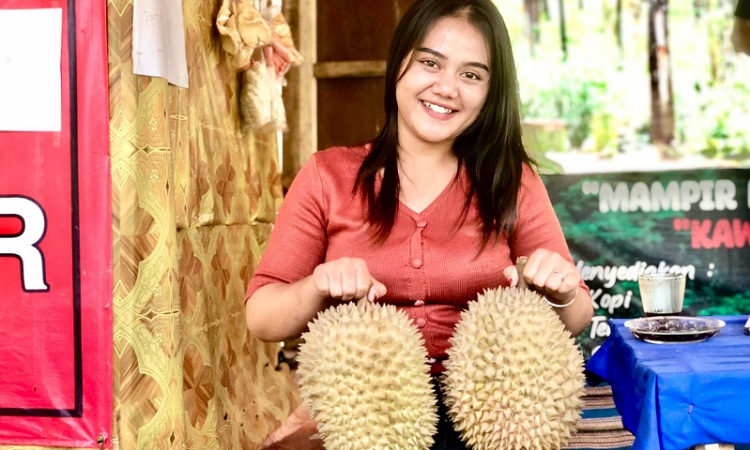 Mencicipi Nikmatnya Durian Wonosalam dan Kopi Excelsa di Hutan Pinus Carangwulung Jombang