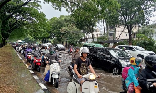 Diguyur Hujan Deras, Jalan Pendidikan dan Jalan Soekarno Hatta Bandung Banjir