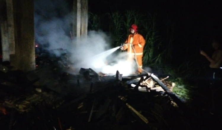 Dapur Tempat Penyimpanan Kayu Milik Warga di Banyuwangi Hangus Terbakar