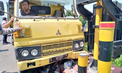 Tabrak Palang Pintu Perlintasan Kereta Api, Sopir Dump Truk di Jombang Tewas di Lokasi