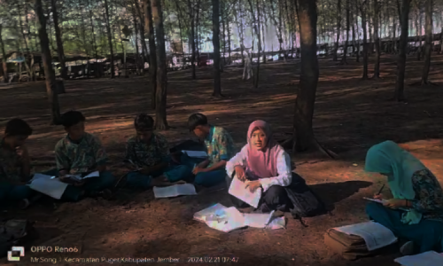 Inspirasi dari Siswa SMPN di Pesisir Selatan Jember, Tetap Ceria meski Belajar di Bawah Hutan Cemara