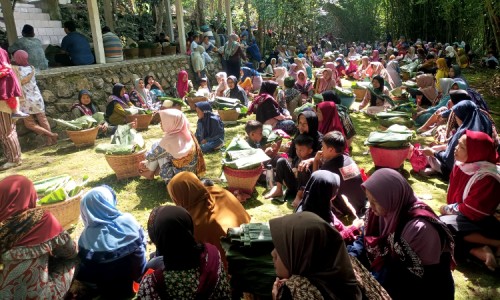 Tradisi Nyadran di Banjarnegara, Warga Gendong Rinjing Bambu ke TPU Berisi Tumpeng dan Lauk Pauk