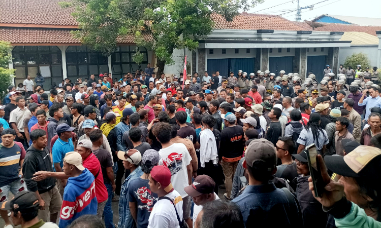 Demo Tolak Penundaan Pilkades di Banjarnegara Sempat Berlangsung Ricuh, Masa Berhasil Duduki Pendopo