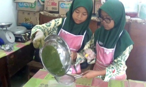 Kreasi Siswa SMP di Jombang, Manfaatkan Kebun Sekolah untuk Bikin Makanan dan Minuman Berbahan Daun Cincau