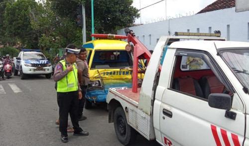 Mobil Ambulans Alami Kecelakaan saat Bawa Pasien di Banyuwangi