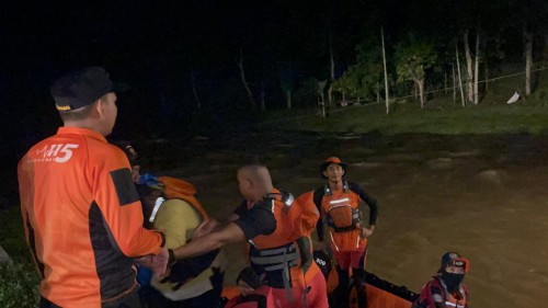 Terjebak Luapan Sungai, Tim SAR Berhasil Evakuasi Puluhan Warga Polman