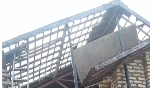Hujan Deras dan Angin Kencang Rusak Puluhan Atap Rumah di Sampang