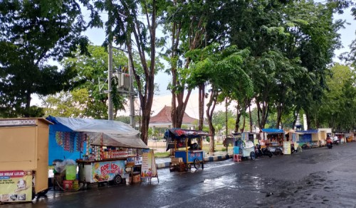 Musim Hujan, PKL di Alun-Alun Trunojoyo Sampang Sepi Pembeli