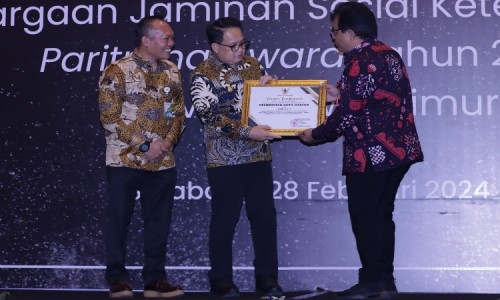 Pemkot dan PDAM Tirta Taman Sari Kota Madiun Raih Paritrana Award Jatim