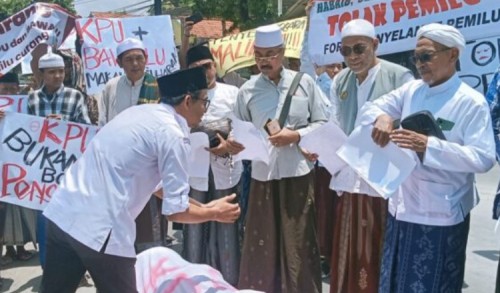 Bawa Replika Keranda, Tokoh Agama di Sampang Demo KPU Tuntut Ungkap Tuntas Pelanggaran Demokrasi