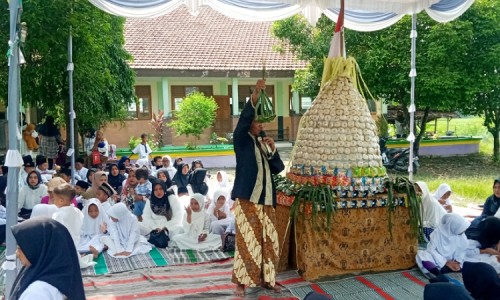 Sambut Ramadan, Siswa SD di Jombang Ikuti Grebek Apem dan Doakan Leluhur
