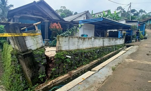 Hujan Deras Sebabkan Tanah Retak di Sambirejo Jombang, 11 Rumah Warga Dilaporkan Rusak