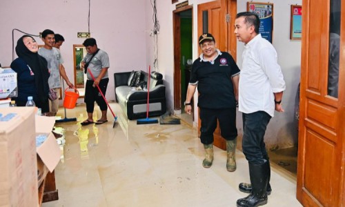 Terdampak Banjir, Perangkat Desa hingga Siswa SD di Cirebon Mulai Bersihkan Sekolah dan Kantor Pemerintah