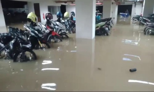 Sungai Bengawan Solo Meluap, Puluhan Motor di RSUD Soeroto Ngawi Terendam Banjir