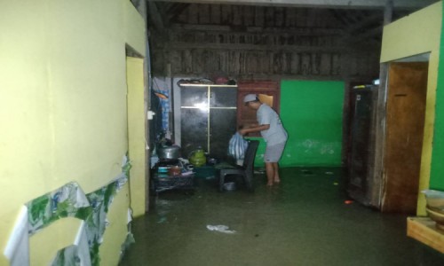 Korban Banjir di Ngawi Mulai Mengungsi