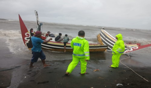 Tiga Nelayan Situbondo yang Dihantam Ombak di Perairan Dusun Kaliasin Berhasil Diselamatkan