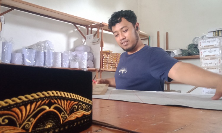 Berkah Ramadan, Perajin Songkok di Jombang Kebanjiran Pesanan hingga Tiga Kali Lipat