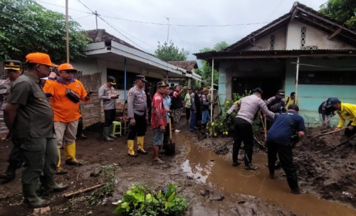 Hari Pertama Puasa, Pj. Bupati Probolinggo Kerahkan Tim Kerja Bakti Banjir Dringu