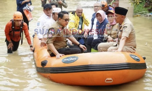 Pj Gubernur Jatim Tinjau Lokasi Banjir di Bangkalan, Janji Bakal Normalisasi Aliran Sungai