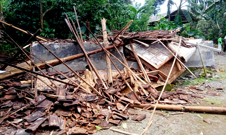 Belum Berakhir, Angin Kencang Masih Mengintai Wilayah Blitar Raya