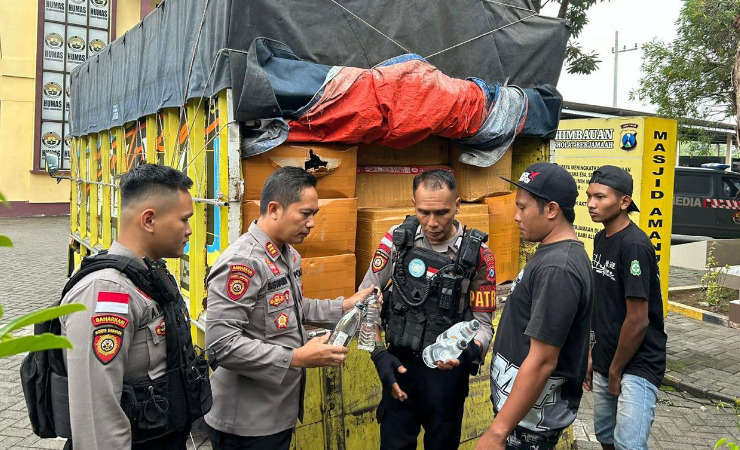 Polres Probolinggo Amankan Truk Bermuatan Ratusan Botol Arak Bali 
