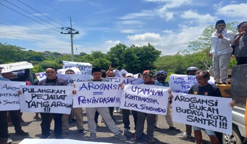 Puluhan Rekanan di Situbondo Unjukrasa Tuntut Oknum Pejabat DPUPP Arogan Dicopot