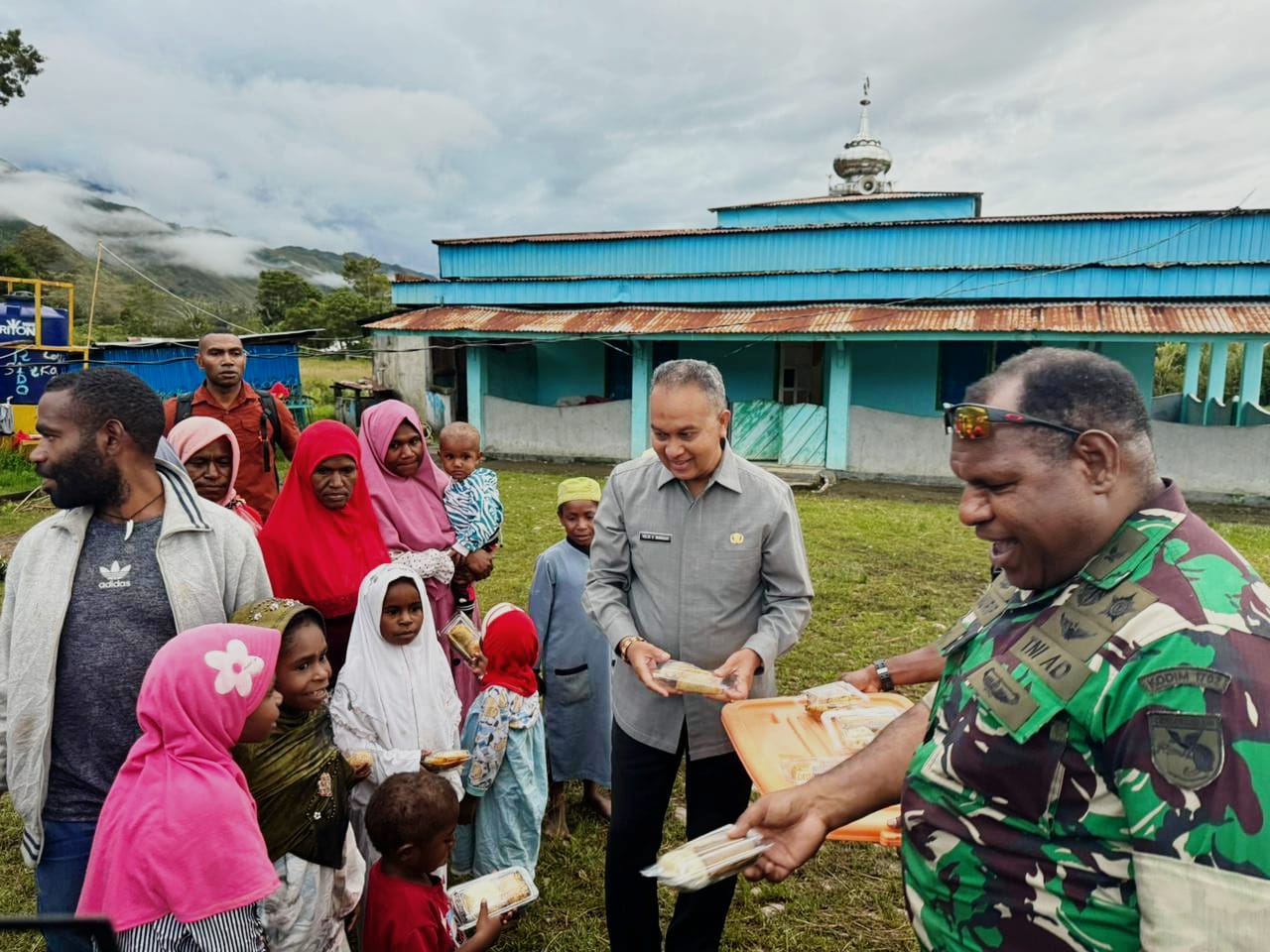 Dandim Jayawijaya Bersama Pj Gubernur Papua Pegunungan Bagikan Ratusan Takjil