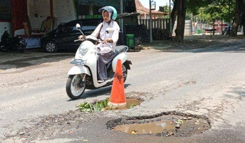 Jalan Berlubang Resahkan Warga, DPRD Banyuwangi Minta Segera Ada Perbaikan