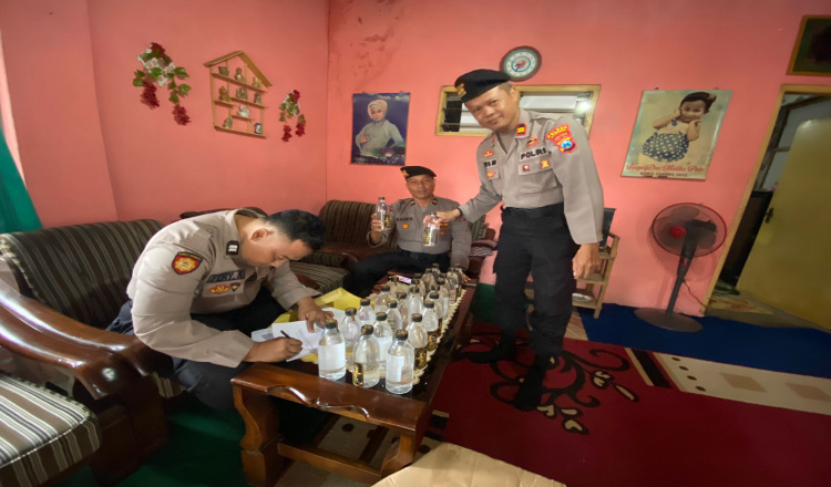 Polres Situbondo Amankan 25 Botol Miras Saat Patroli Operasi Pekat