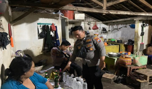 Operasi Pekat, Polres Situbondo Sita Puluhan Botol Miras di Banyuputih