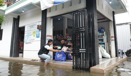 BRI Peduli Salurkan Bantuan Sembako bagi Warga Terdampak Banjir di Demak