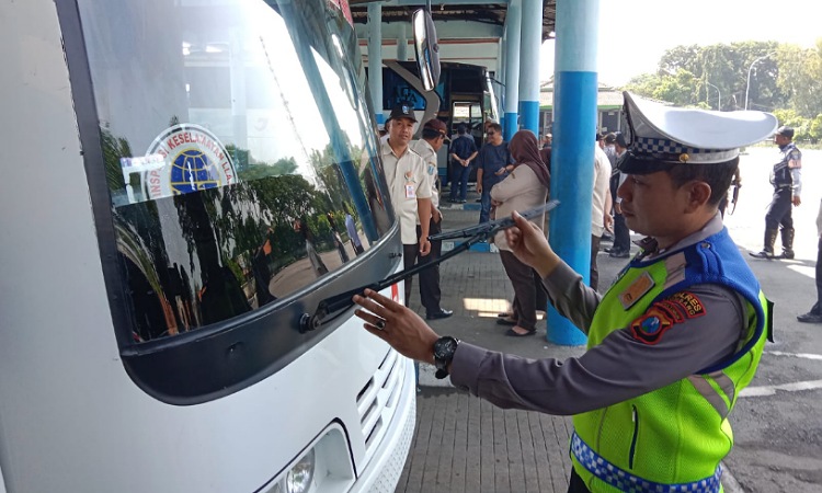 Petugas Gabungan Periksa Angkutan Penumpang Jelang Mudik Lebaran di Jombang