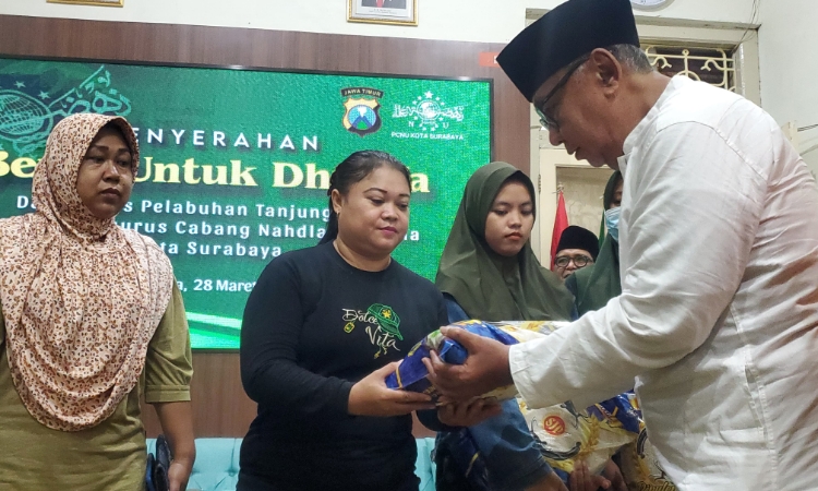 Polres Pelabuhan Tanjung Perak dan PCNU Surabaya Salurkan Beras ke Masyarakat