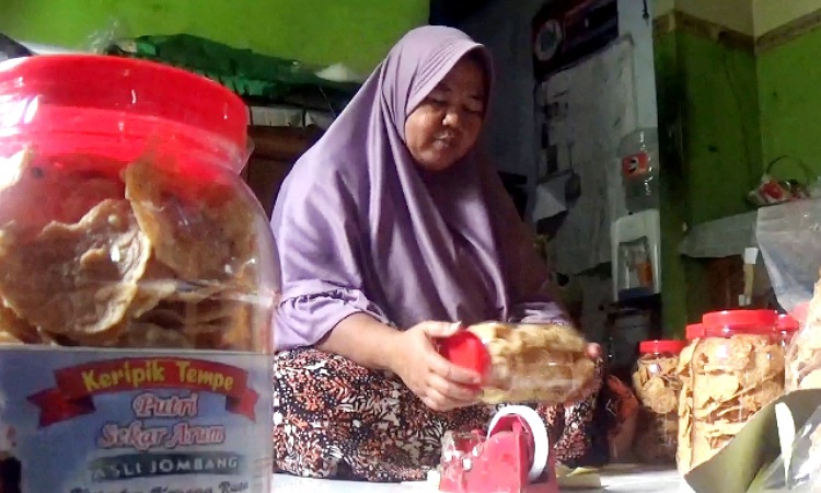 Pembuatan Oleh-oleh Keripik Tempe Jombang Kebanjiran Order Jelang Lebaran