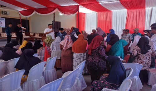 Bupati Situbondo Bagikan 150 Paket Sembako, Bantu Warga Rentan Jelang Lebaran