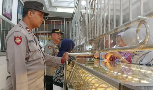 Jelang Lebaran, Polisi Banyuwangi Perketat Penjagaan Toko Emas
