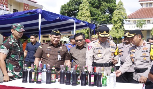 Polres Situbondo Bareng Forkopimda Musnahkan 1.300 Botol Miras dan 150 Knalpot Brong