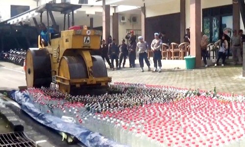 Polres Jombang Musnahkan Ribuan Botol Miras di Bulan Ramadan
