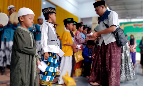 Puluhan Anak Yatim-Lansia di Jember Gembira Sambut Lebaran Usai Terima Bingkisan dan Santunan