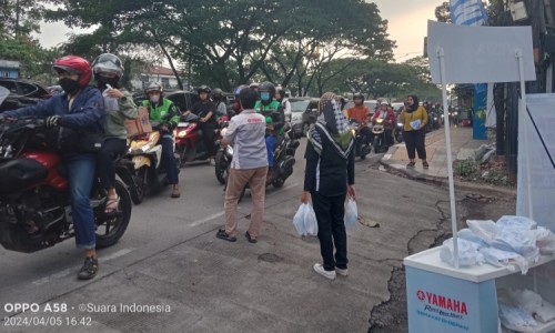 Yamaha Arista Berbagi Takjil kepada Warga dan Pengguna Jalan di Bandung