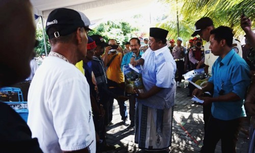 Jelang Lebaran, Pengusaha Rumah Potong Ayam di Jombang Berbagi dengan Ribuan Tukang Becak