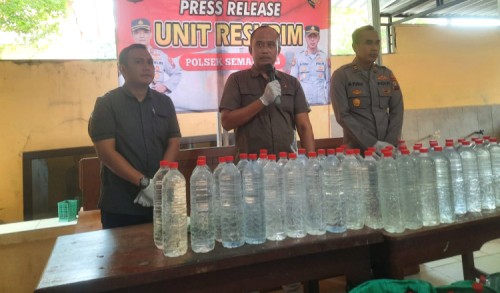 Cegah Pesta Miras Saat Malam Takbir, Polisi di Tuban Sita Ratusan Botol Arak