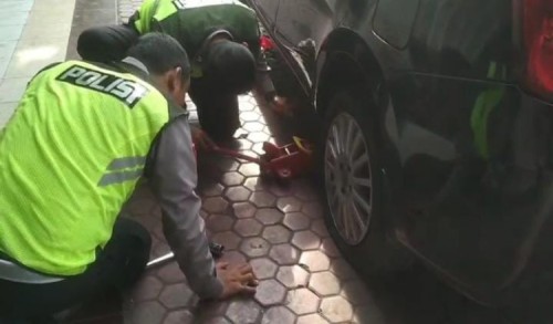 Anggota Polisi di Situbondo Jadi Montir Dadakan, Bantu Pemudik yang Alami Ban Bocor