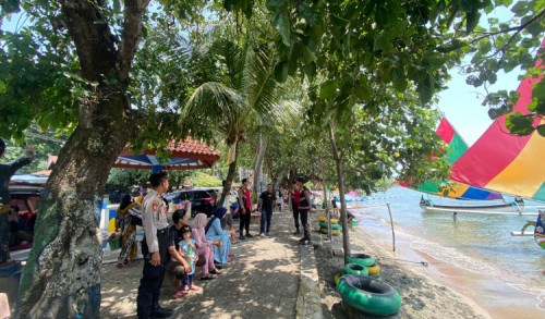 Antisipasi  Terjadinya Kecelakaan Laut Polres Situbondo Siagakan Personel Gabungan Selama Liburan Lebaran di Tempat Wisata