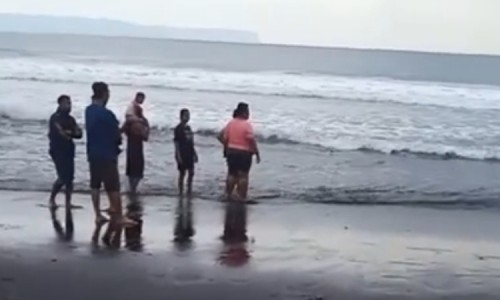 Wisatawan Asal Gresik Tewas Digulung Ombak 3 Meter di Pantai Selatan Jember