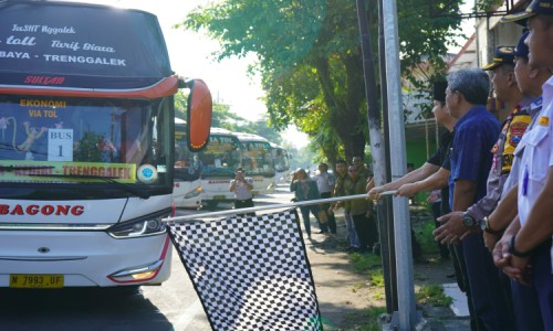 Bupati Trenggalek Berangkatkan Tujuh Bus Balik Gratis Tujuan Surabaya