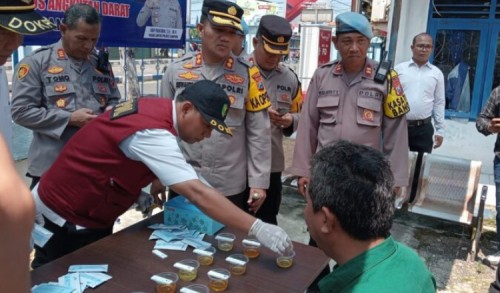 Tingkatkan Keselamatan Arus Balik, Polres Sampang Tes Urine Sopir Bus