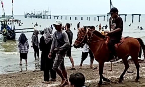 Pengunjung Pantai Widuri Menikmati Asyiknya Berkuda Menelusuri Pantai