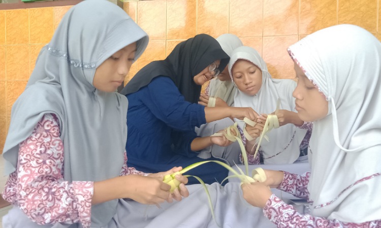 Lestarikan Budaya, Siswa di Jombang Diajarkan Membuat Ketupat 