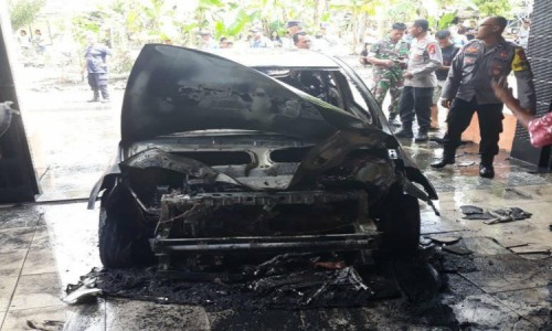 Diduga Lampu Variasi Korslet, Mobil Milik Warga Ngawi Hangus Terbakar